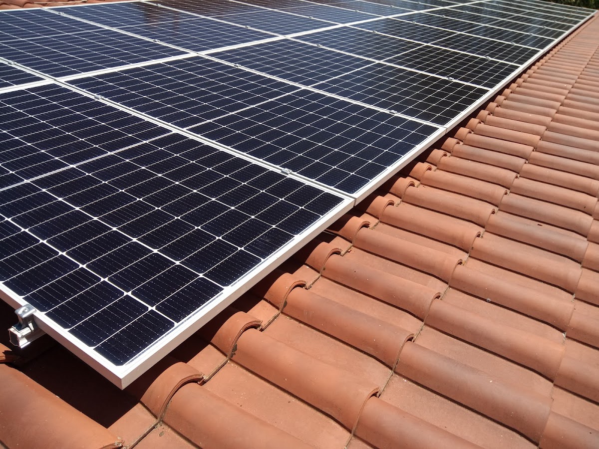 Pose de panneaux solaires sur toiture résidentielle