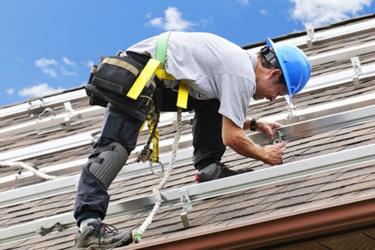 photo installateur panneaux solaires alizon enr