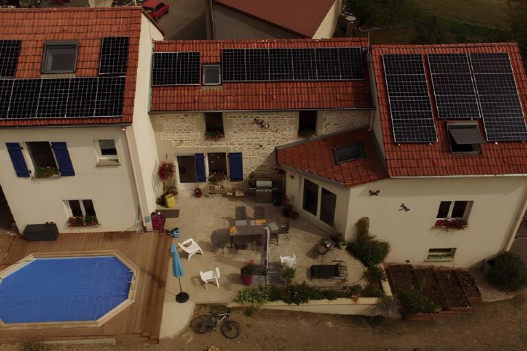 photo maison panneaux solaires